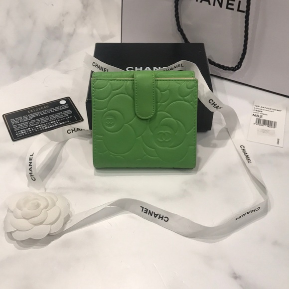 ⭐️ SOLD ⭐️ BNWT AUTHENTIC CHANEL CAMELLIA WALLET - Picture 5 of 8